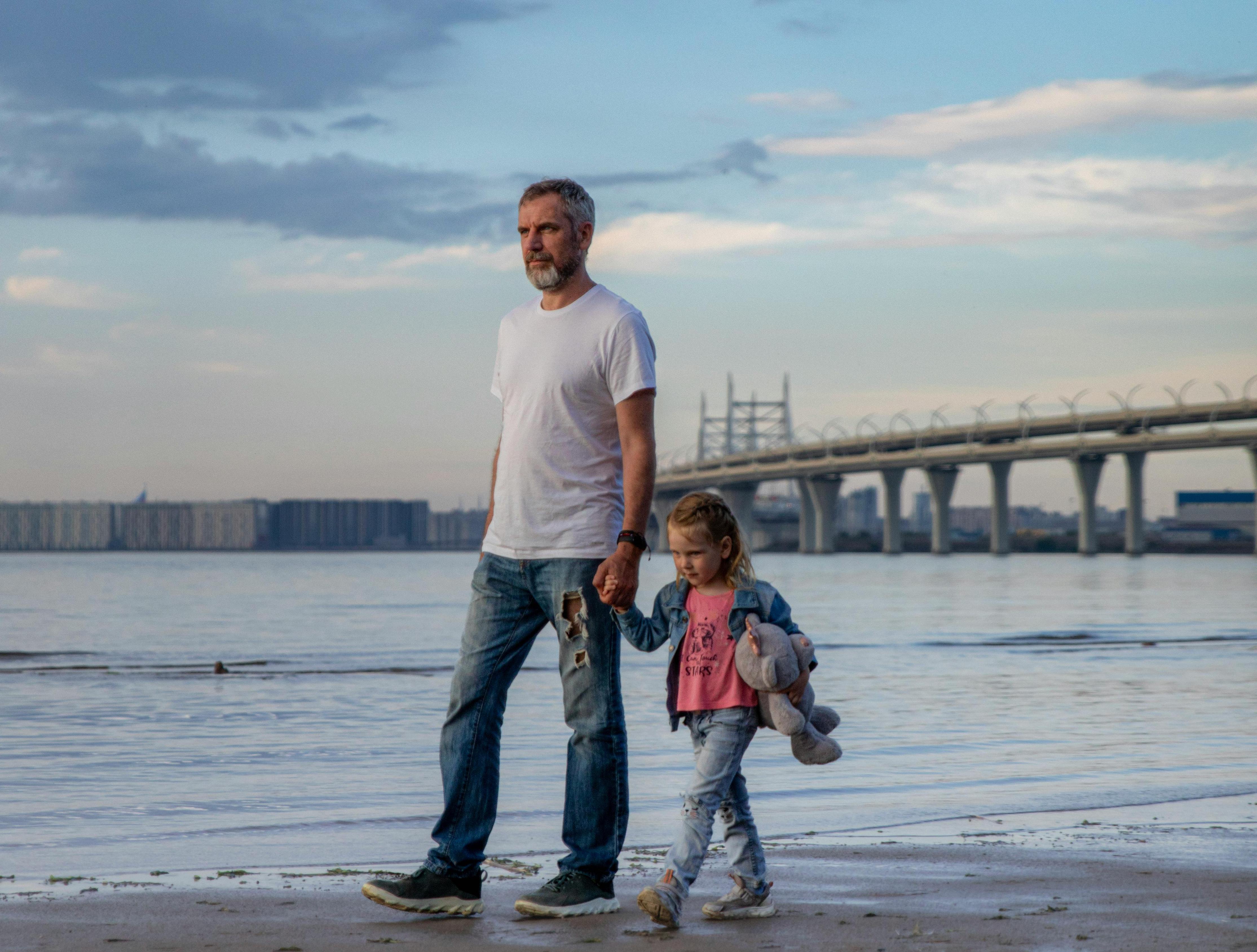 Photo by iddea photo: https://www.pexels.com/photo/father-walking-with-daughter-on-beach-17374483/